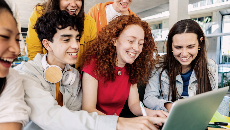 Blije studenten en leerlingen werken op laptops van Signpost