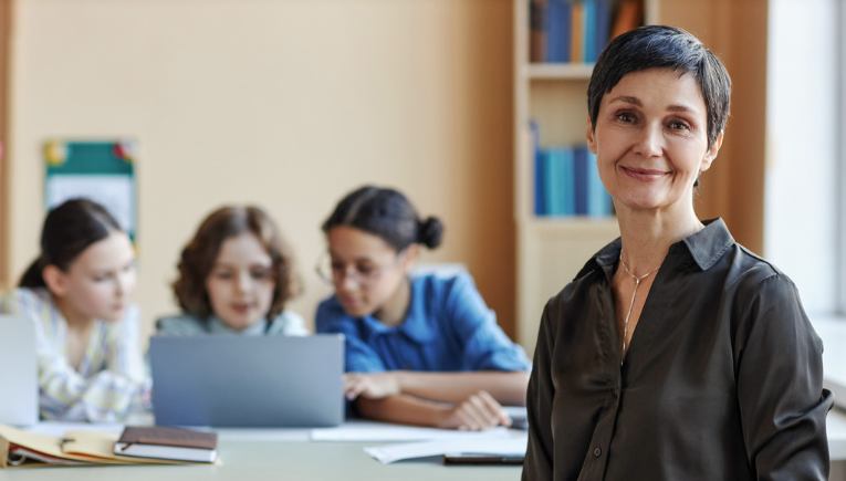 Directrice met studenten die werken op Signpost-laptops