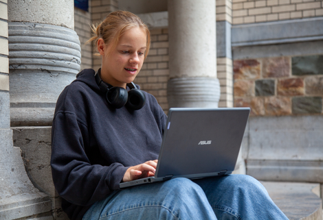 Leerling in het secundair onderwijs aan het werken op een aangekochte ASUS laptop van Academicc Hardware